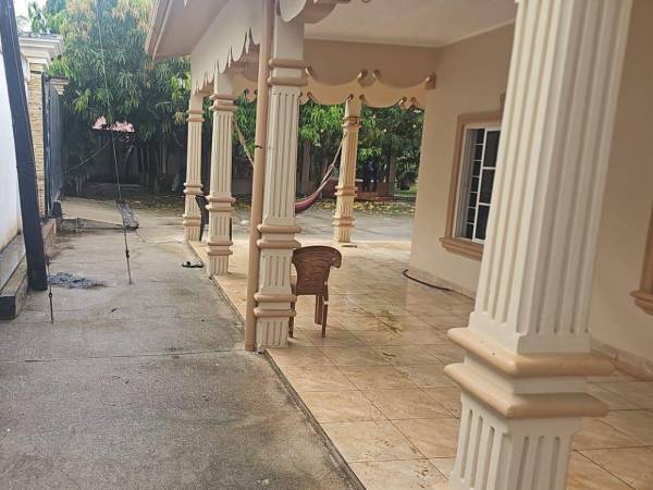 Rastros de sangre y completa soledad, eso hallaron las autoridades tras ingresar a la vivienda donde se llevó a cabo el enfrentamiento de agentes de la Dipampco con una banda criminal.