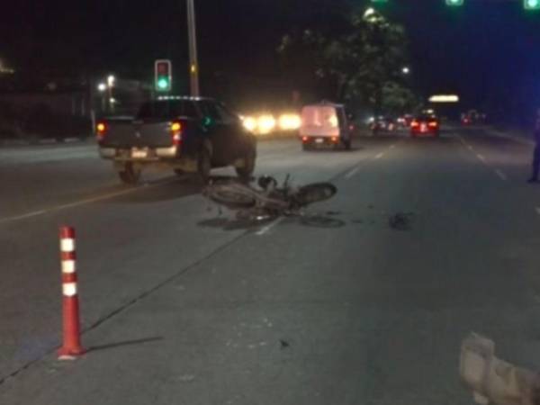 A raíz del choque, la motocicleta quedó completamente destruida, mientras que el conductor sufrió heridas de gravedad.
