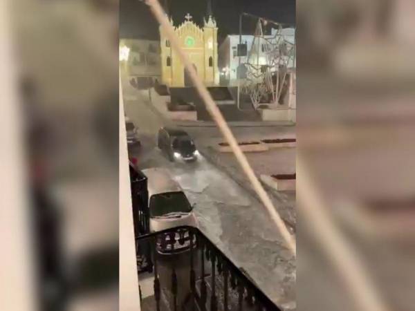 La Agencia Estatal de Meteorología (Aemet) elevó los avisos por lluvias en la provincia de Málaga a nivel rojo (peligro extraordinario) el sábado por la noche debido a precipitaciones muy intensas, con acumulados previstos de hasta 120 litros por metro cuadrado en 12 horas en áreas como la Costa del Sol y el valle del Guadalhorce.