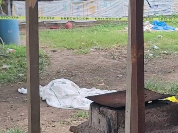 El cuerpo de José Teófilo Gonzáles quedó tirado de una caseta donde preparaba sus alimentos. Agentes de la Policía Nacional llegaron y acordonaron la escena del crimen para iniciar las investigaciones del caso.