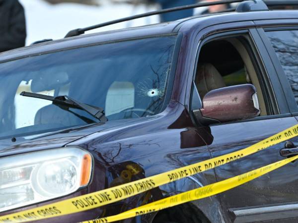 Al intentar huir, uno de los oficiales disparó hacia la ventana del conductor y, segundos después, el auto choca contra otro vehículo estacionado en la misma calle, unos metros más adelante.