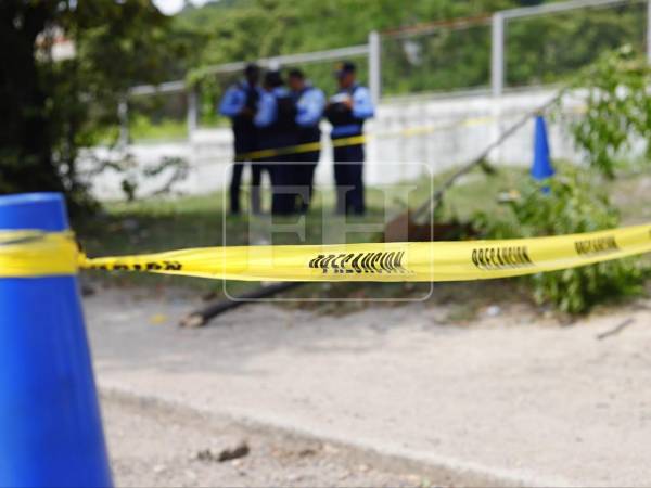 El cuerpo sin vida de un aparentemente un motociclista, ya que junto a él había una moto, fue encontrado la mañana de este jueves sobre una acera del bulevar del Sur, a la altura del Campo Agas, en San Pedro Sula. Se investiga de qué murió.