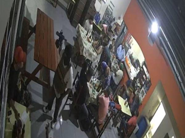 Hace unos días, tres hombres ingresaron a asaltar un negocio en Comayagüela con chalecos de la extinta Dipampco.