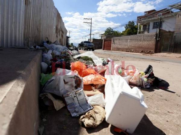 Así es como luce un área de la calle de la Villa Olímpica desde horas muy tempranas. Foto: Marvin Salgado/EL HERALDO
