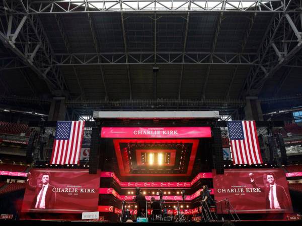 La ceremonia se lleva a cabo en el Estadio State Farm de Glendale, Arizona, y congrega además de a Trump, que dará un discurso, al vicepresidente estadounidense JD Vance, o a Erika Kirk, viuda de Kirk y nueva directora ejecutiva de Turning Point, la organización que él fundó.