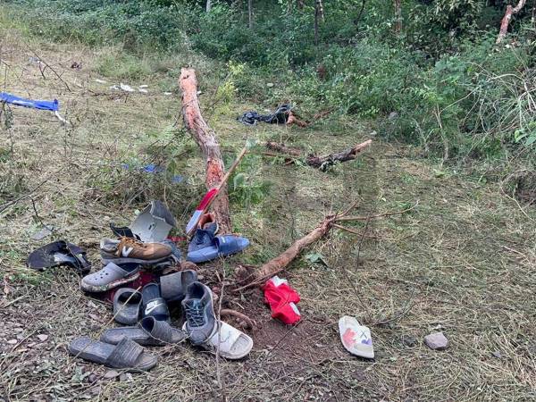 Las evidencias de la escena desgarradora que se vivió la tarde del domingo 23 de noviembre en San José de Colinas, es lo único que quedó el lugar donde ocurrió la tragedia. Así quedó el lugar donde camión se volcó y mató a ocho personas.