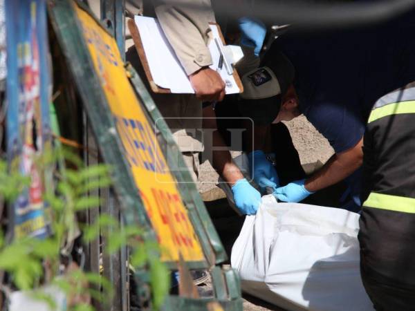 Los primeros cuerpos de las víctimas del accidente de una volqueta en Villa Nueva ya fueron sacados de la escena y trasladados hasta la morgue capitalina. Aquí las imágenes.