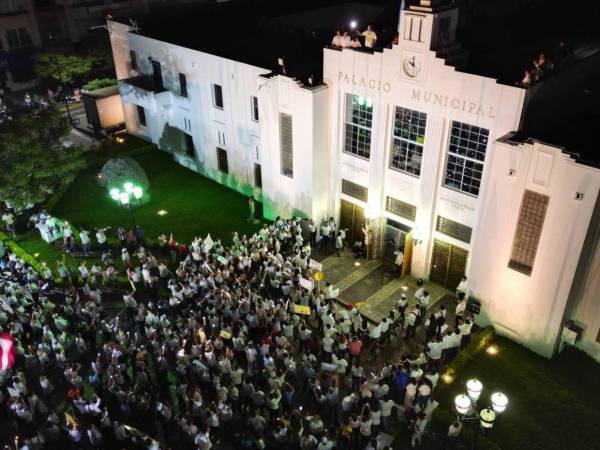 El Palacio Municipal se llenó de sampedranos que llegaron para mostrarle su apoyo al alcalde Roberto Contreras, quien ha denunciado este día que está siendo víctima de persecución política por parte del gobierno. Aquí las imágenes