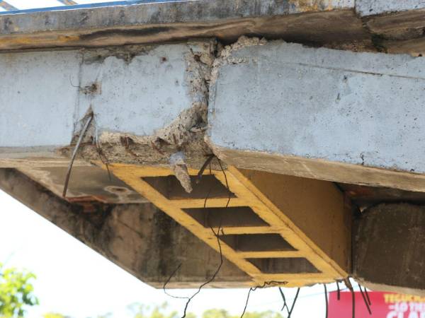 El puente peatonal de la colonia Hato de Enmedio muestra graves grietas y daños estructurales que ponen en peligro a los estudiantes y transeúntes que lo utilizan a diario.