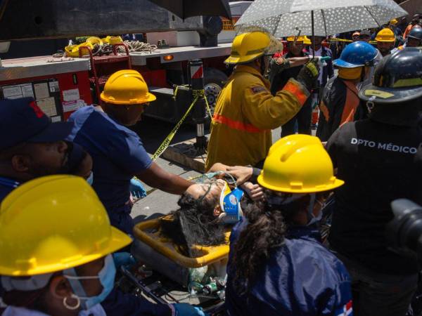 Los cuerpos de socorro buscan víctimas.