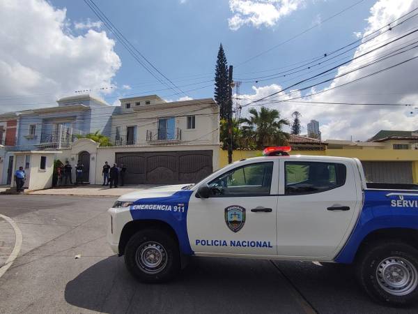 Señor Esdras Amado López es la Policía Nacional, salga por favor, escucharon en repetidas ocasiones los vecinos del periodista este martes cuando agentes de la DPI rodearon su casa para notificarle sobre una denuncia de violencia doméstica.