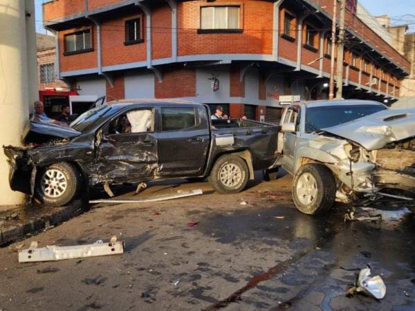Así quedaron los vehículos tras el fuerte impacto en pleno cruce de la cuarta avenida, 11 calle de Comayagüela.