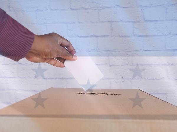 El CNE invita a los hondureños a votar temprano y respetar las normas para evitar atrasos y asegurar un proceso transparente.