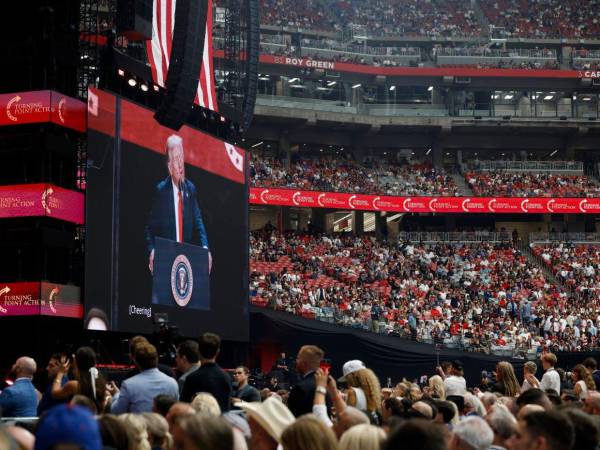 El mandatario estuvo presente en el homenaje a Kirk.