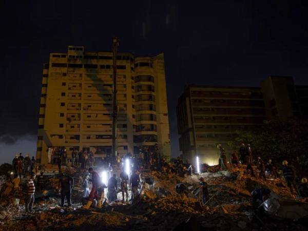 Según el balance oficial, hay unos 856 edificios afectados y 190 colapsados.