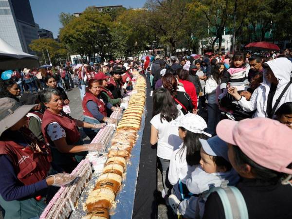 Los mexicanos se reunieron para celebrar el tradicional Día de Reyes con una enorme rosca de pan que se volvió el centro de la festividad. Aquí las imágenes.