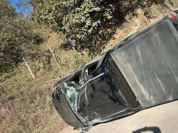 Así quedó el vehículo en el que se trasladaban los parlamentarios.