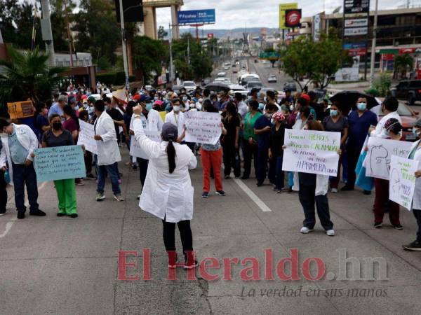 Los médicos internos están en calamidad por falta de pago.