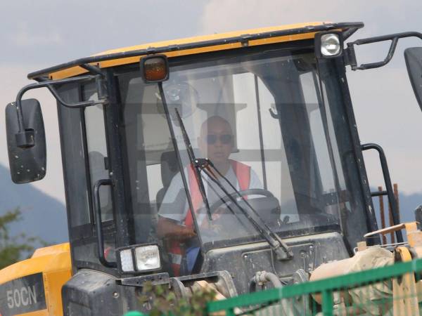Un trabajador chino conduce un tractor en el plantel donde se construye el nuevo Hospital Regional del Sur. Según los datos de la Secretaría de Salud, el 34% de los empleados son de procedencia china.