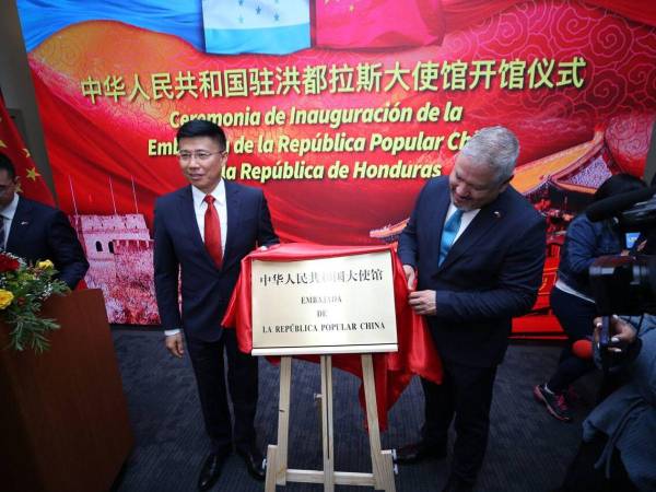 Momento en que el encargado de negocios de la República Popular China, Yu Bo, y el canciller hondureño desvelaron la placa de la Embajada.