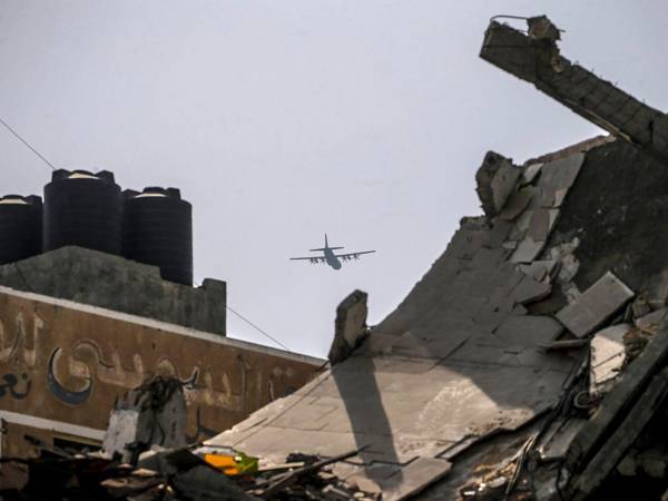 La medida de Israel de arrojar los paquetes de ayuda humanitaria desde los aviones ha sido fuertemente cuestionada