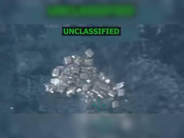 Las autoridades de Estados Unidos compartieron las imágenes de la destrucción de la lancha.