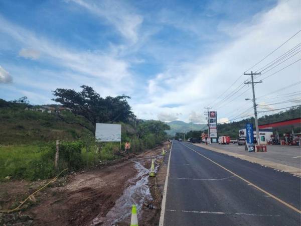 En la carretera hacia Valle de Ángeles se ejecutan trabajos de estabilización de la subrasante con cal al 5% y colocación de subbase como parte de la ampliación del corredor vial.