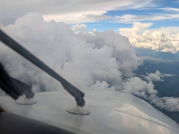 La SAG mantiene los vuelos de estimulación de nubes para favorecer las lluvias en zonas del país, pero Cenaos advierte que todavía se necesita más tiempo y datos para medir sus resultados.