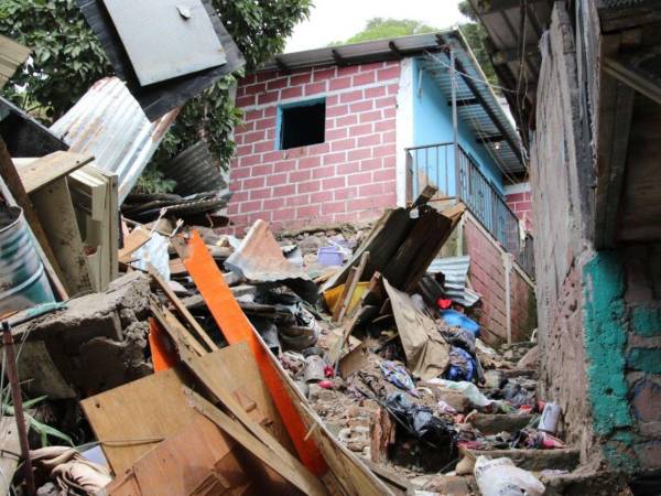Entre las incidencias se encuentran 70 personas afectadas por los derrumbes en la colonia Villa Unión la semana pasada. Equipos de emergencia realizaron labores de mitigación ante el riesgo de nuevos deslizamientos.