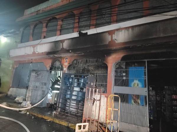 La parte baja de la vivienda se consumió a cenizas por el incendio.