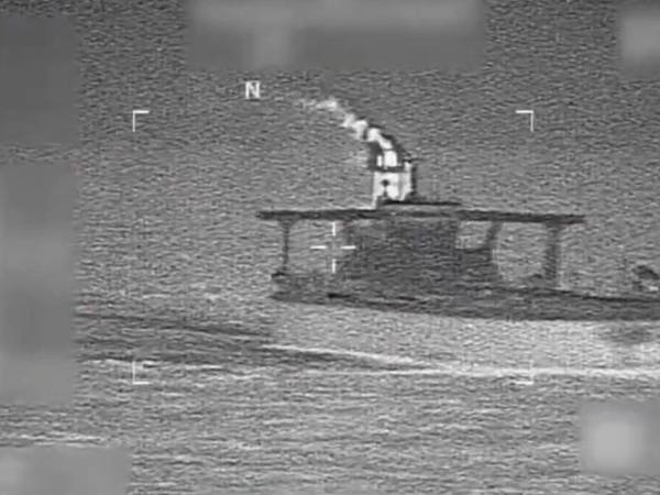 Captura de pantalla de la cuenta oficial @Southcom del Comando Sur de Estados Unidos en la que se muestra el buque M/T Sophia interceptado en aguas internacionales.