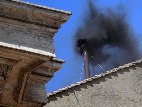 Esta es la segunda fumata negra, luego de la tercera votación en este cónclave.