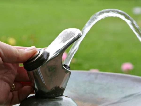 Debemos de cuidar el agua, ya que es nuestra fuente de vida.