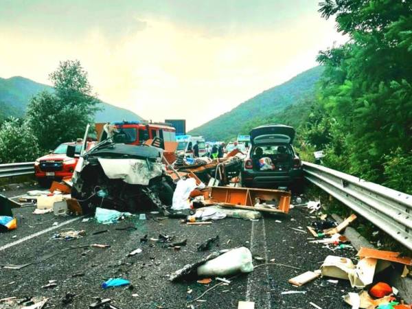 Tras el accidente, equipos de socorro se trasladaron hasta la carretera estatal 79 del municipio de Colli sul Velino para auxiliar a los múltiples heridos