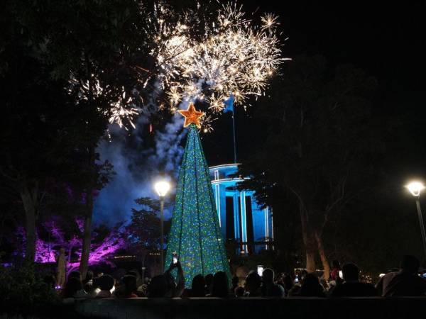 Familias y amigos pueden recorrer las atracciones navideñas de la capital, que incluyen shows de luces, espacios al aire libre y diversión para grandes y pequeños.