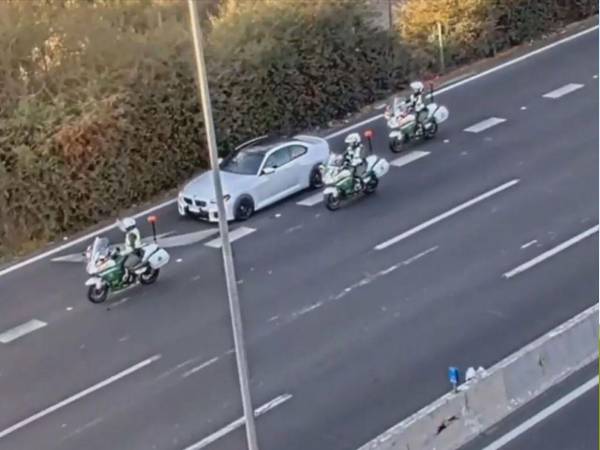 El conductor fue detenido tras ser sorprendido conduciendo a más del doble de la velocidad permitida.