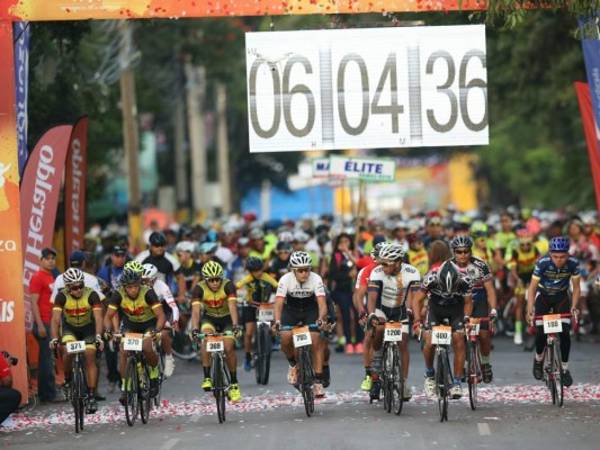 La salida de los ciclista como todos los años muy vistoza. Foto: Alex Pérez / El Heraldo.