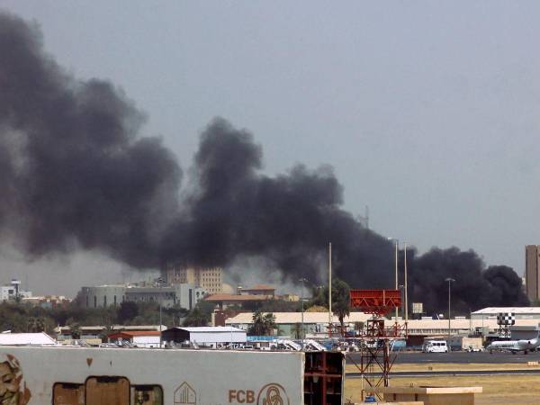 La capital de Sudán ha sido sacudida desde primera hora por disparos y explosiones.
