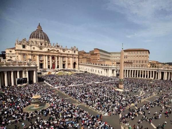 Fieles en la misa de Pascua en la Plaza de San Pedro en el Vaticano este 20 de abril.
