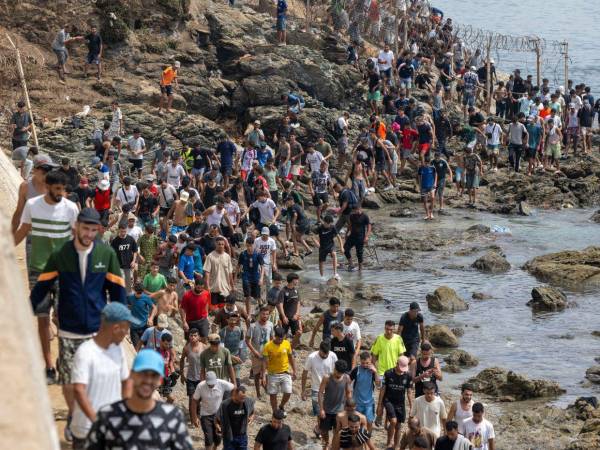 Marruecos reporta 40,000 llegadas a Ceuta y 11 migrantes muertos, diez por ahogamiento.
