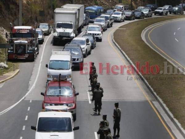 Se estima que al menos 3.6 millones de turistas se desplacen este año durante el feriado de Semana Santa en el interior del territorio nacional. Este viernes en la salida al norte de la capital se vislumbró el primer 'exodo' de veraneantes previo al feriado. FOTO: Johny Magallanes / El Heraldo