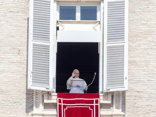 El papa León XIV durante la misa en la parroquia de Santa Anta, donde instó a rechazar la indiferencia y el apego a la riqueza.