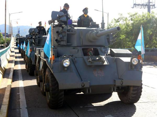 Las Fuerzas Armadas de Honduras conmemoraron este domingo los 200 años de la creación del Ejército con un desfile militar en Tegucigalpa, en el que participaron alrededor de 4.000 efectivos.