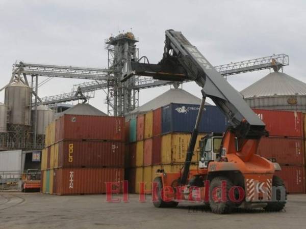 El déficit comercial se deriva de exportaciones de mercancías generales por 2,647.4 millones de dólares y 6,069.1 millones en importaciones. Foto: El Heraldo