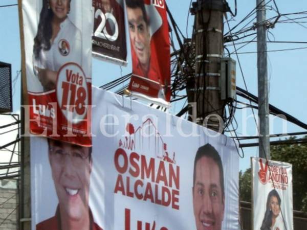 A través de vallas publicitarias, calcomanías o rótulos, los partidos políticos apuestan a captar la atención del electorado. Los rótulos del Partido Liberal atestaron los postes del cableado eléctrico (Foto: David Romero / Emilio Flores / EL HERALDO)