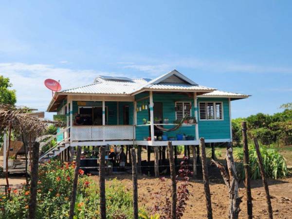 El proyecto de electrificación se implementa en la comunidad de Sirsirtara, municipio de Puerto Lempira, Gracias a Dios.