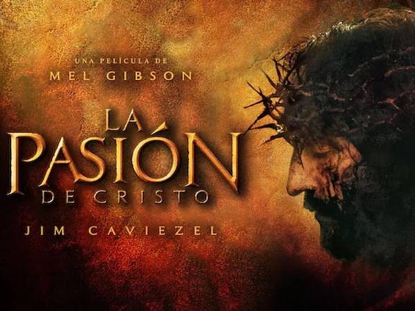 Uno de los aspectos más llamativos del proyecto es su formato. Lejos de tratarse de una sola película, la historia estará dividida en dos partes que llegarán a los cines en fechas cargadas de simbolismo religioso.