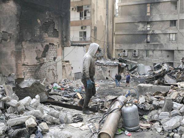 Conflicto. Beirut continúa retirando escombros de edificios destruidos cuando se cumple una semana de los bombardeos simultáneos israelíes que golpearon todo Líbano el pasado 8 de abril y que dejó más de 400 muertos y más de un millar de heridos en todo el país.