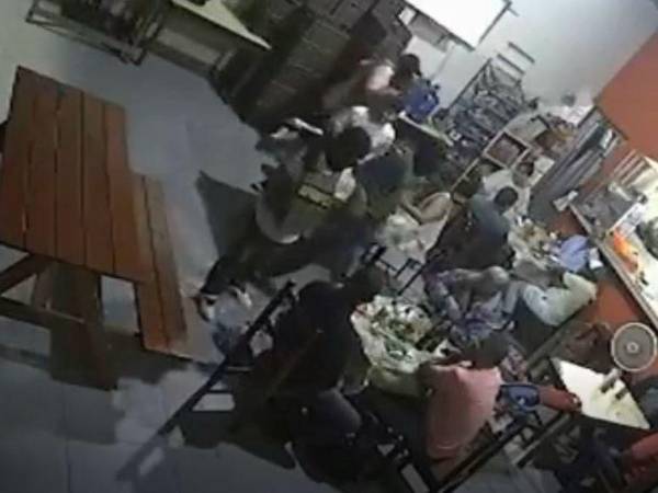 Todos los movimientos de los sospechosos quedaron captados por las cámaras de seguridad del local.