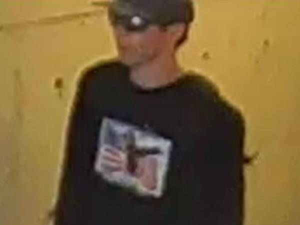 La sudadera que viste el hombre parece llevar impresa la imagen de una bandera estadounidense con un águila calva superpuesta.